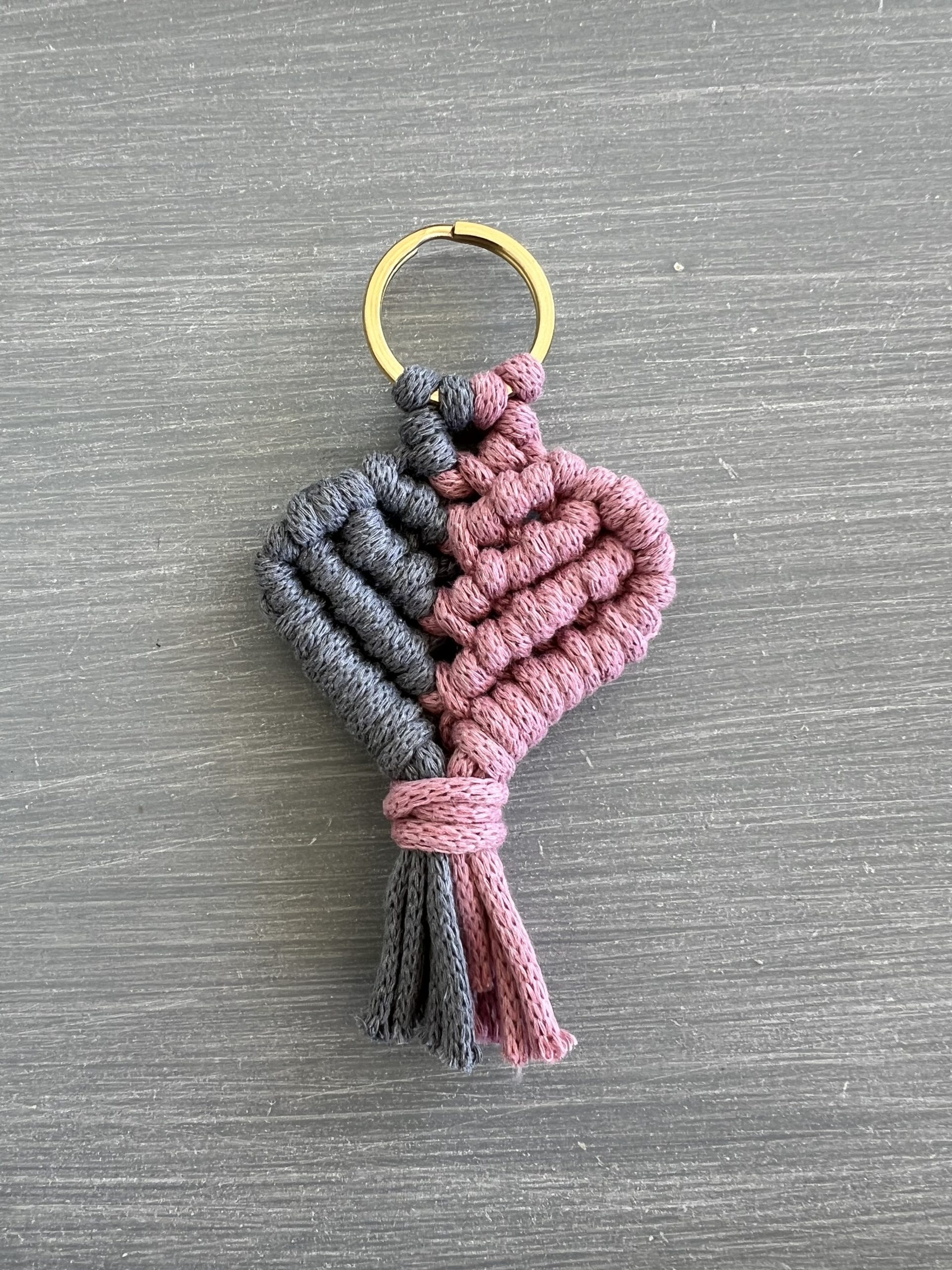 KEY49 Μπρελόκ γκρι ροζ καρδιά μακραμέ - Image 1