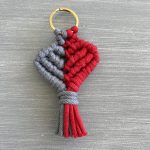 Μπρελόκ γκρι κόκκινο καρδιά μακραμέ