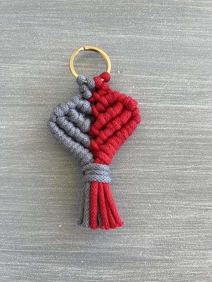 Μπρελόκ γκρι κόκκινο καρδιά μακραμέ