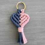 Μπρελόκ μπλε ροζ καρδιά μακραμέ