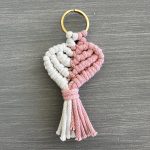 Μπρελόκ μπεζ ροζ καρδιά μακραμέ