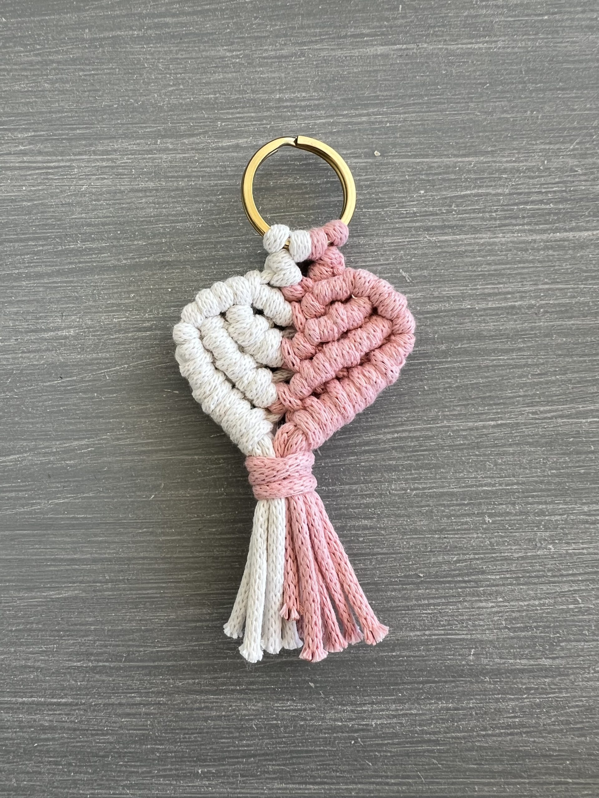 KEY53 Μπρελόκ μπεζ ροζ καρδιά μακραμέ - Image 1
