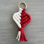 Μπρελόκ μπεζ κόκκινο καρδιά μακραμέ