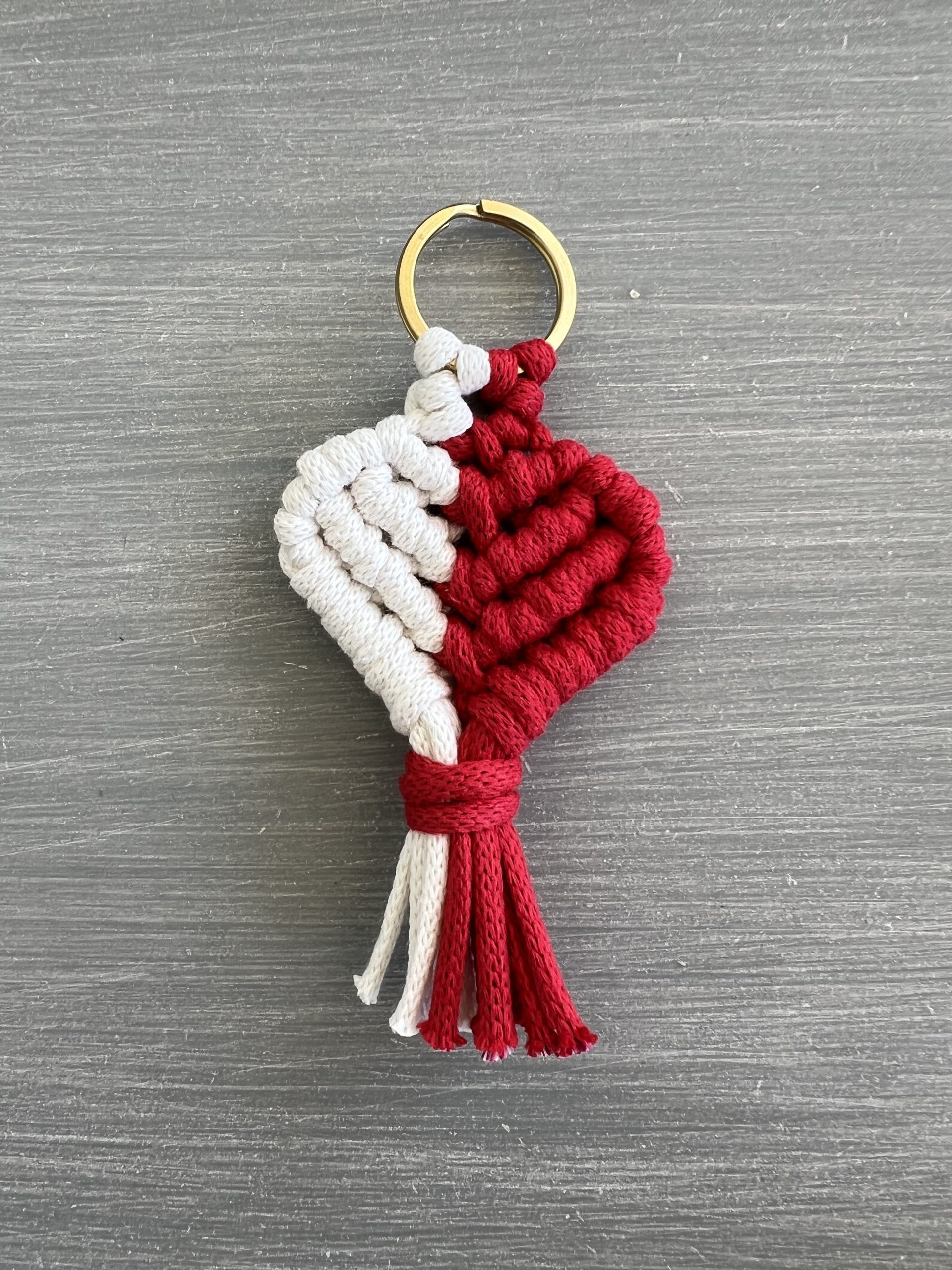 KEY54 Μπρελόκ μπεζ κόκκινο καρδιά μακραμέ - Image 1