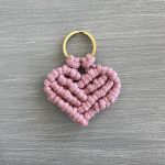Μπρελόκ ροζ καρδιά μακραμέ