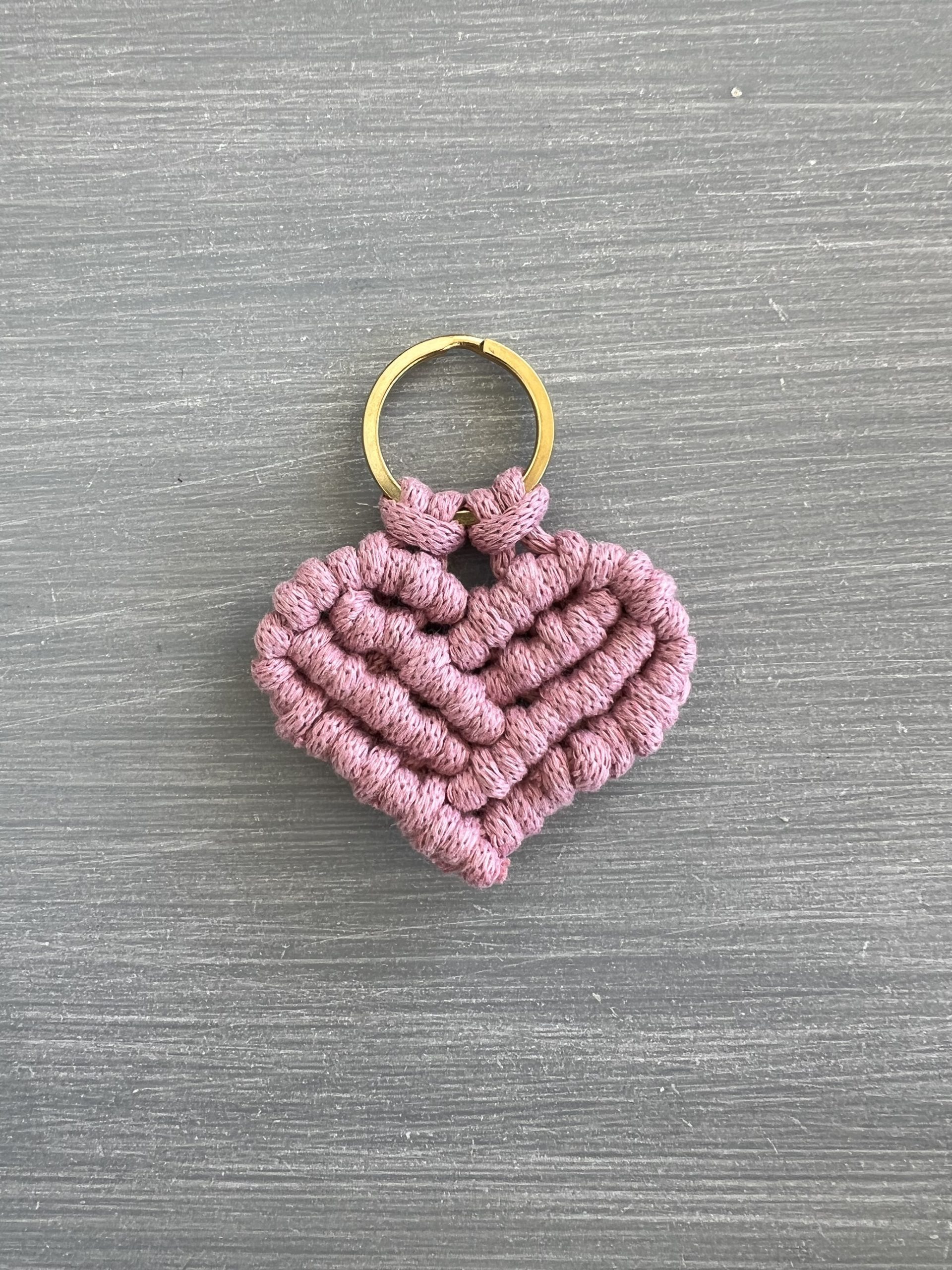 KEY55 Μπρελόκ ροζ καρδιά μακραμέ - Image 1