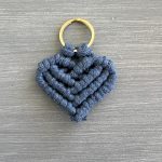 Μπρελόκ μπλε καρδιά μακραμέ