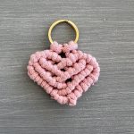 Μπρελόκ ροζ καρδιά μακραμέ