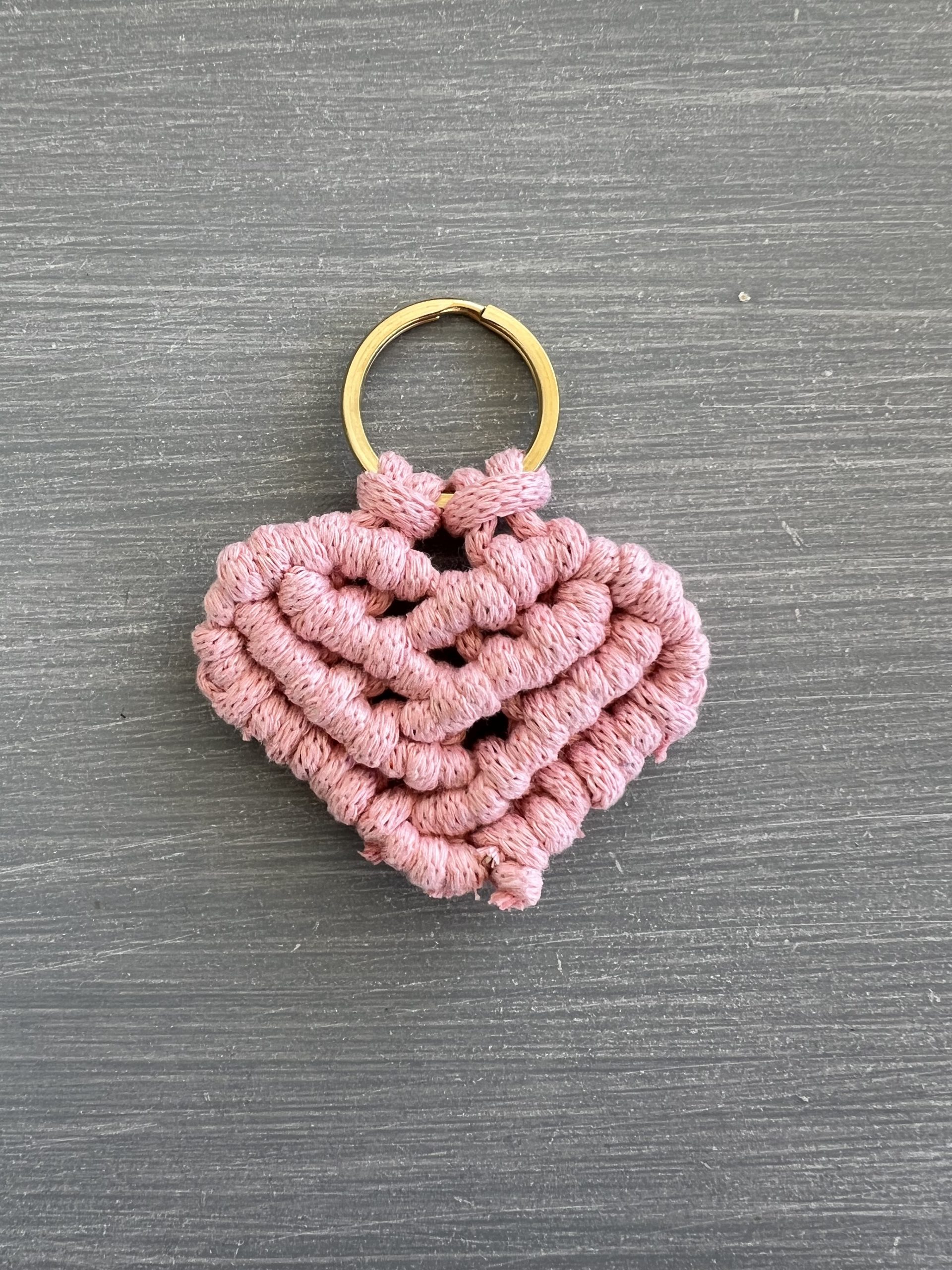 KEY57 Μπρελόκ ροζ καρδιά μακραμέ - Image 1