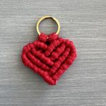 Μπρελόκ κόκκινο καρδιά μακραμέ
