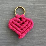 Μπρελόκ φούξια καρδιά μακραμέ