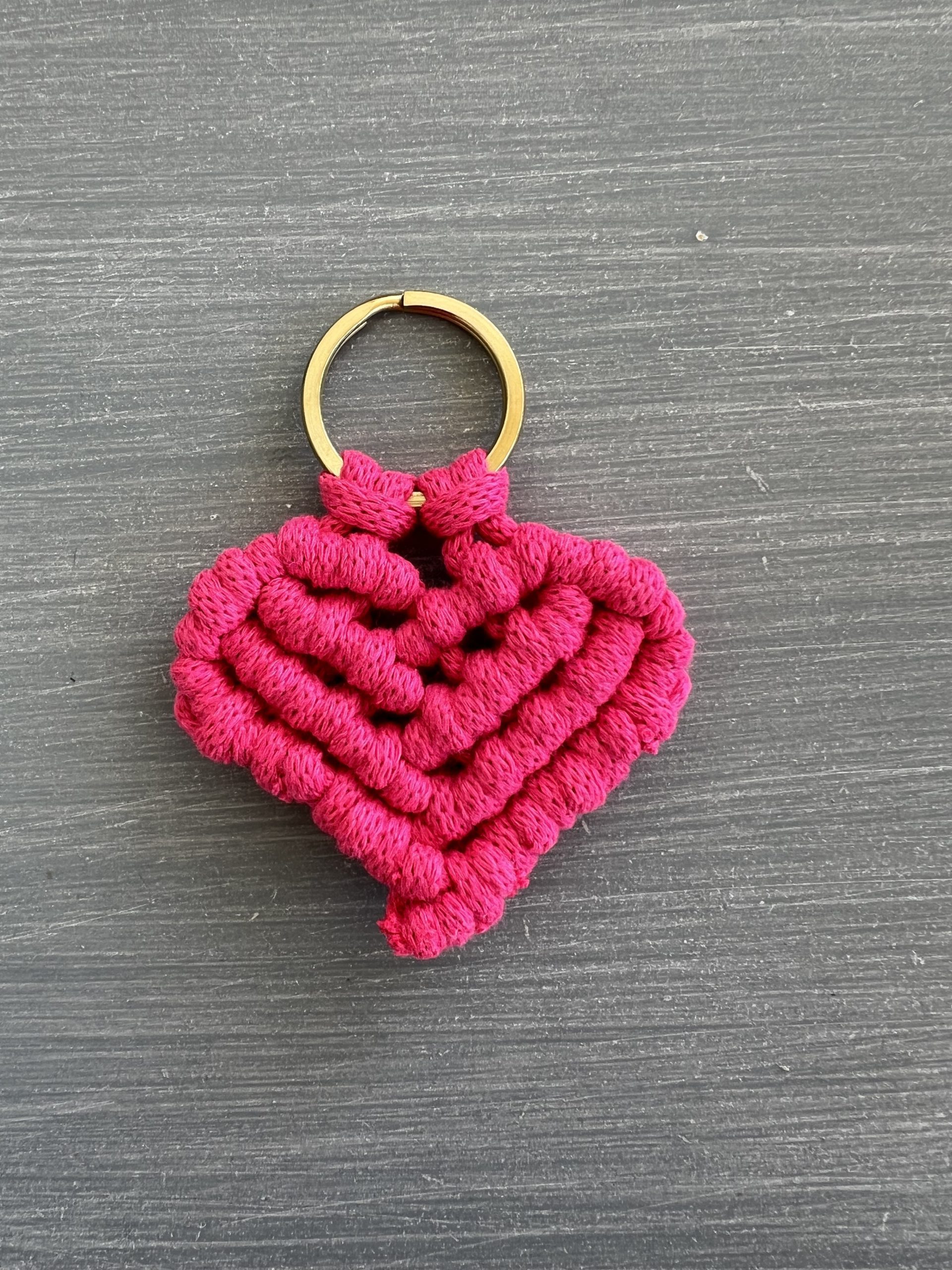 KEY59 Μπρελόκ φούξια καρδιά μακραμέ - Image 1