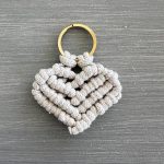 Μπρελόκ μπεζ σκούρο καρδιά μακραμέ