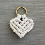 Μπρελόκ μπεζ ανοιχτό καρδιά μακραμέ