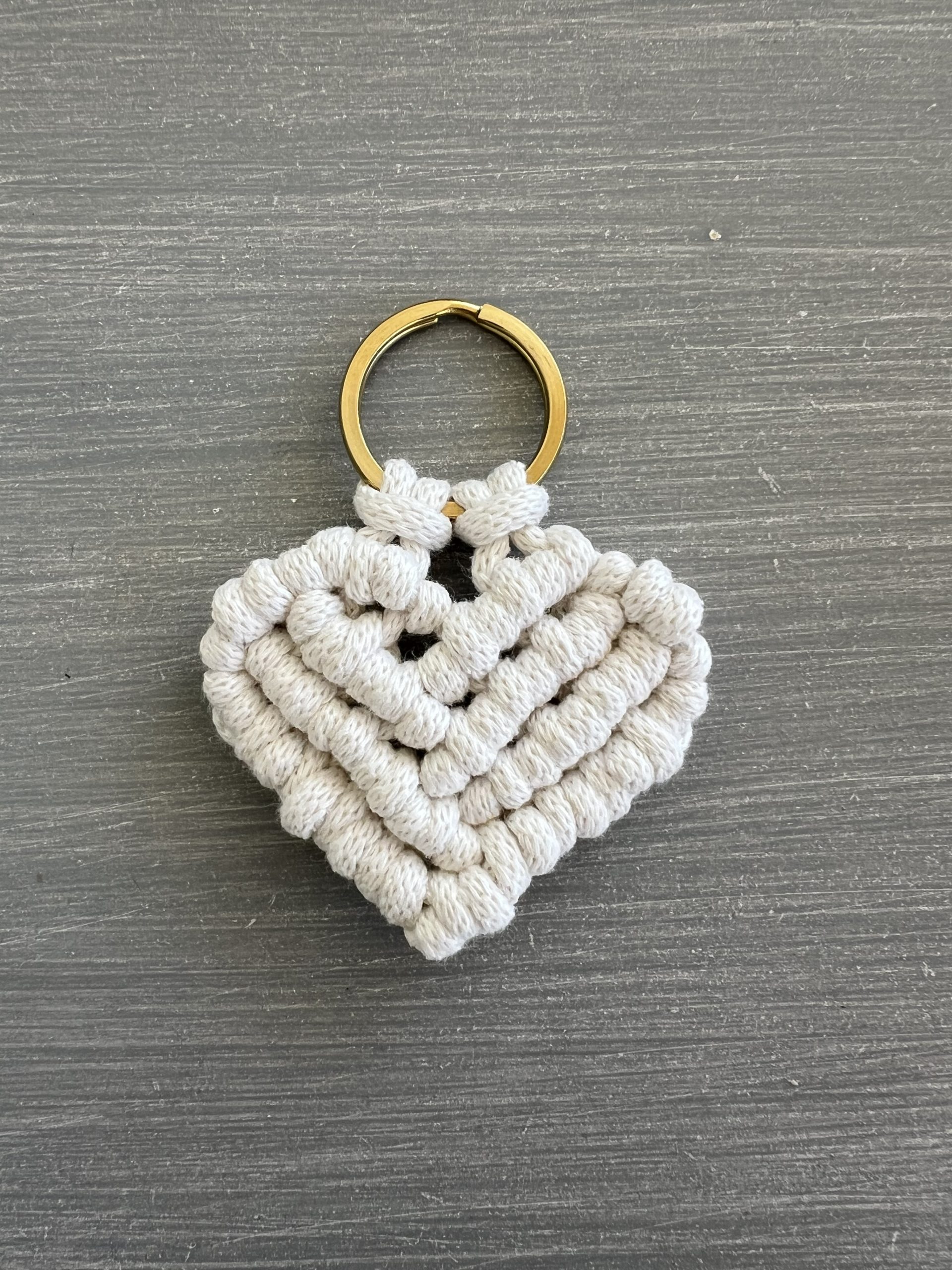 KEY61 Μπρελόκ μπεζ ανοιχτό καρδιά μακραμέ - Image 1