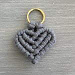 Μπρελόκ γκρι καρδιά μακραμέ