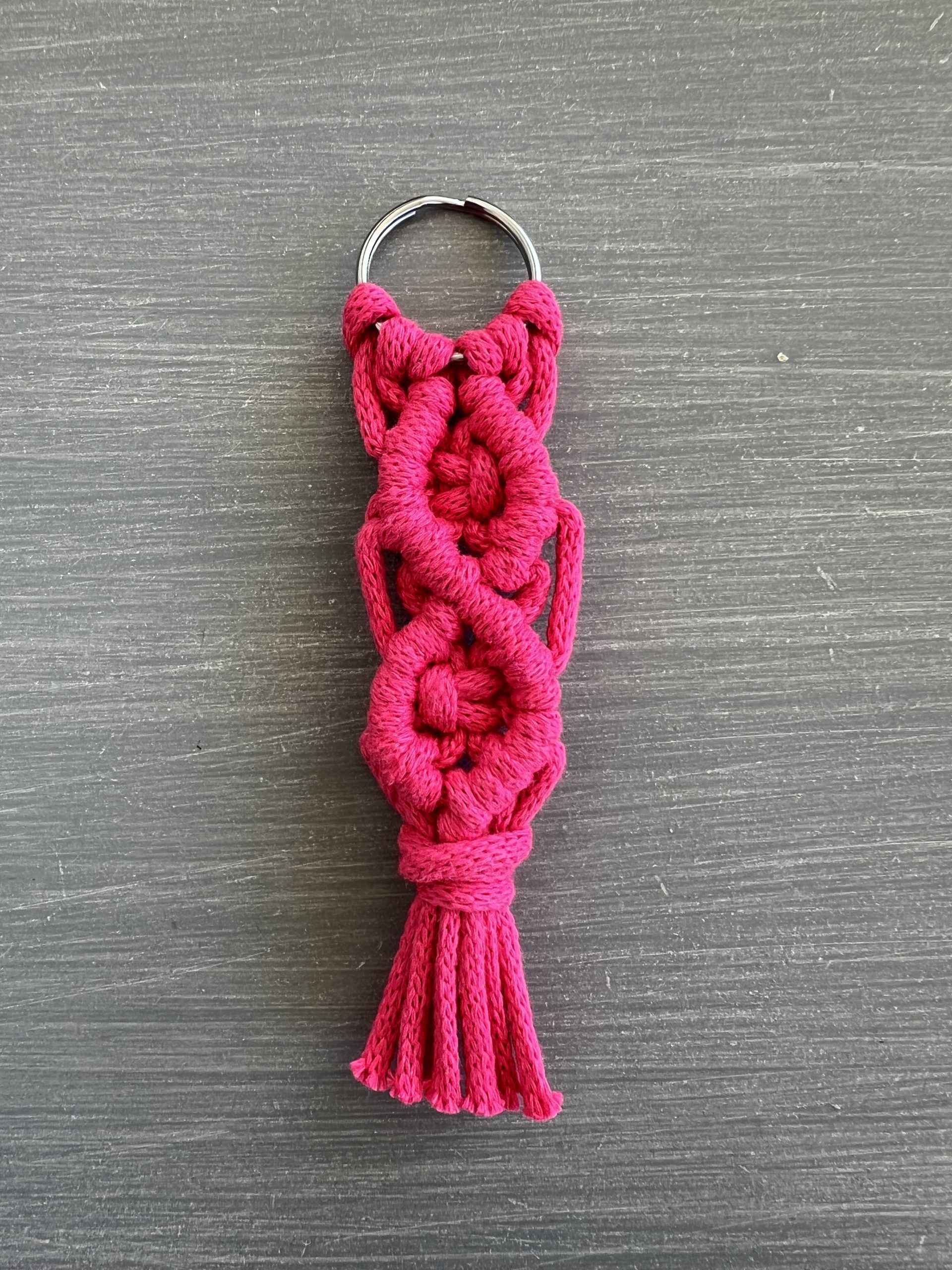 KEY63 Μπρελόκ φούξια μακραμέ - Image 1