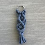 Μπρελόκ μπλε μακραμέ