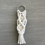 Μπρελόκ μπεζ ανοιχτό μακραμέ