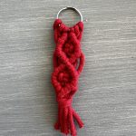 Μπρελόκ κόκκινο μακραμέ