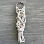 Μπρελόκ μπεζ σκούρο μακραμέ