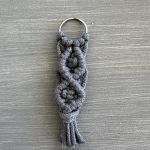 Μπρελόκ γκρι μακραμέ