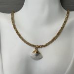 Κολιέ με μπεζ πέτρες και λευκή πέτρα