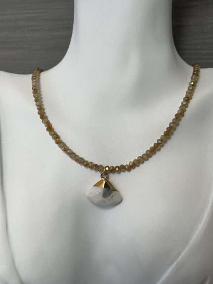 Κολιέ με μπεζ πέτρες και λευκή πέτρα