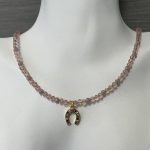 Κολιέ με ροζ - μωβ πέτρες και πέταλλο