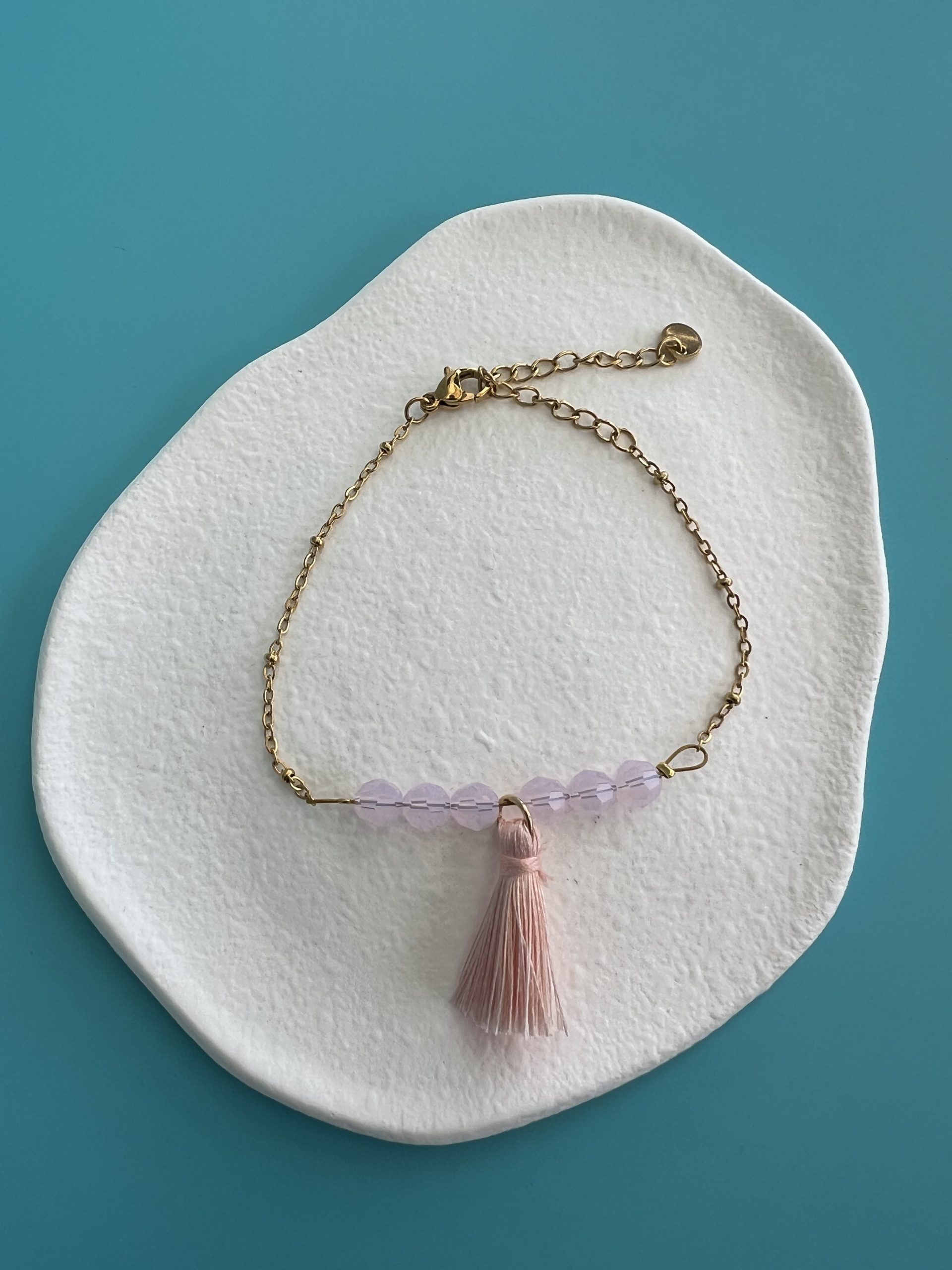 BRA162 Βραχιόλι με ροζ πέτρες Rose Water Opal, ροζ φούντα και χρυσή αλυσίδα - Image 1