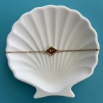 Βραχιόλι μάτι κεντημένο με κόκκινες χάντρες Miyuki και χρυσή αλυσίδα