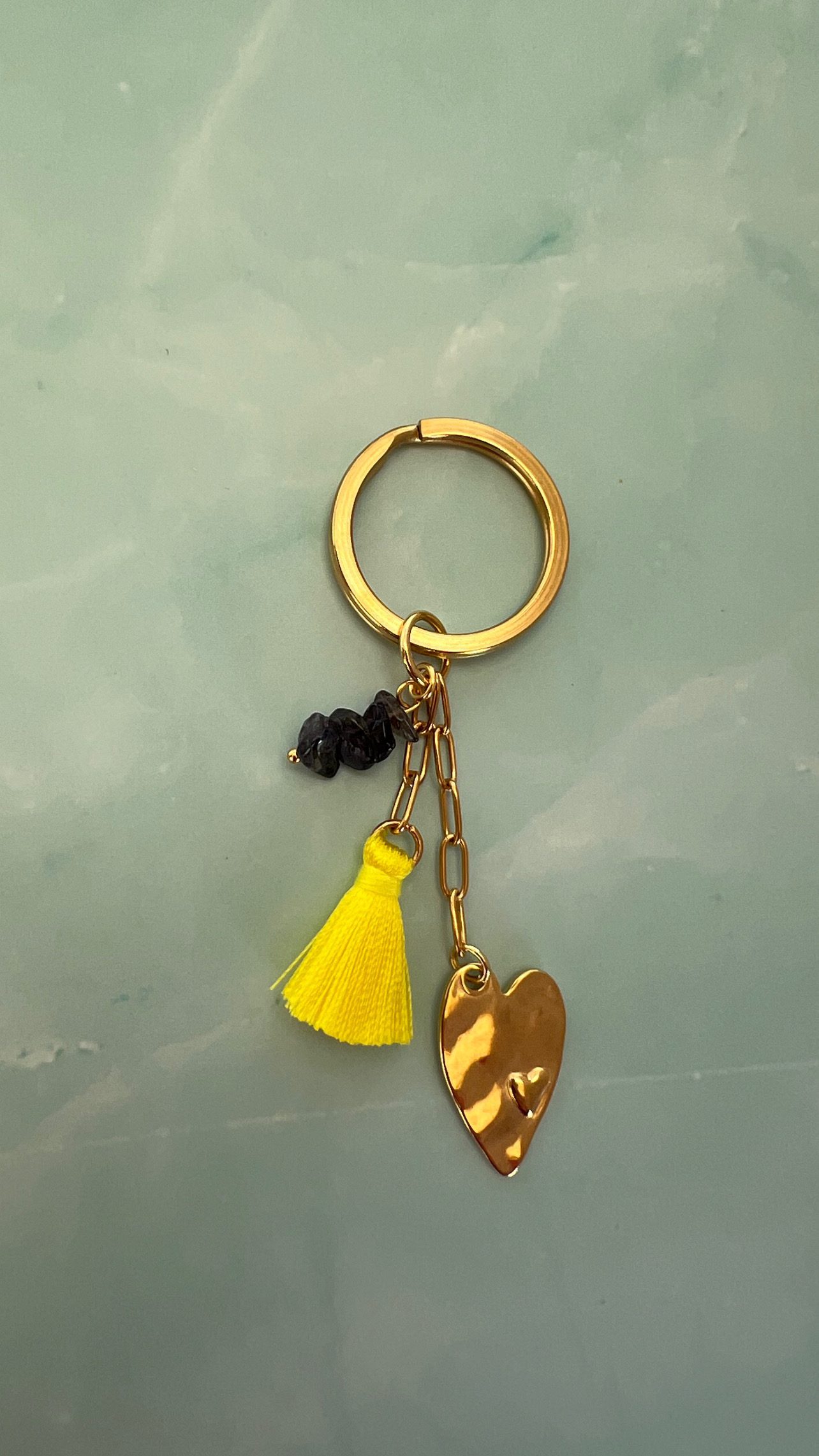 KEY91 Μπρελόκ καρδιά με κίτρινη φούντα κ πέτρες από αμέθυστο - Image 1