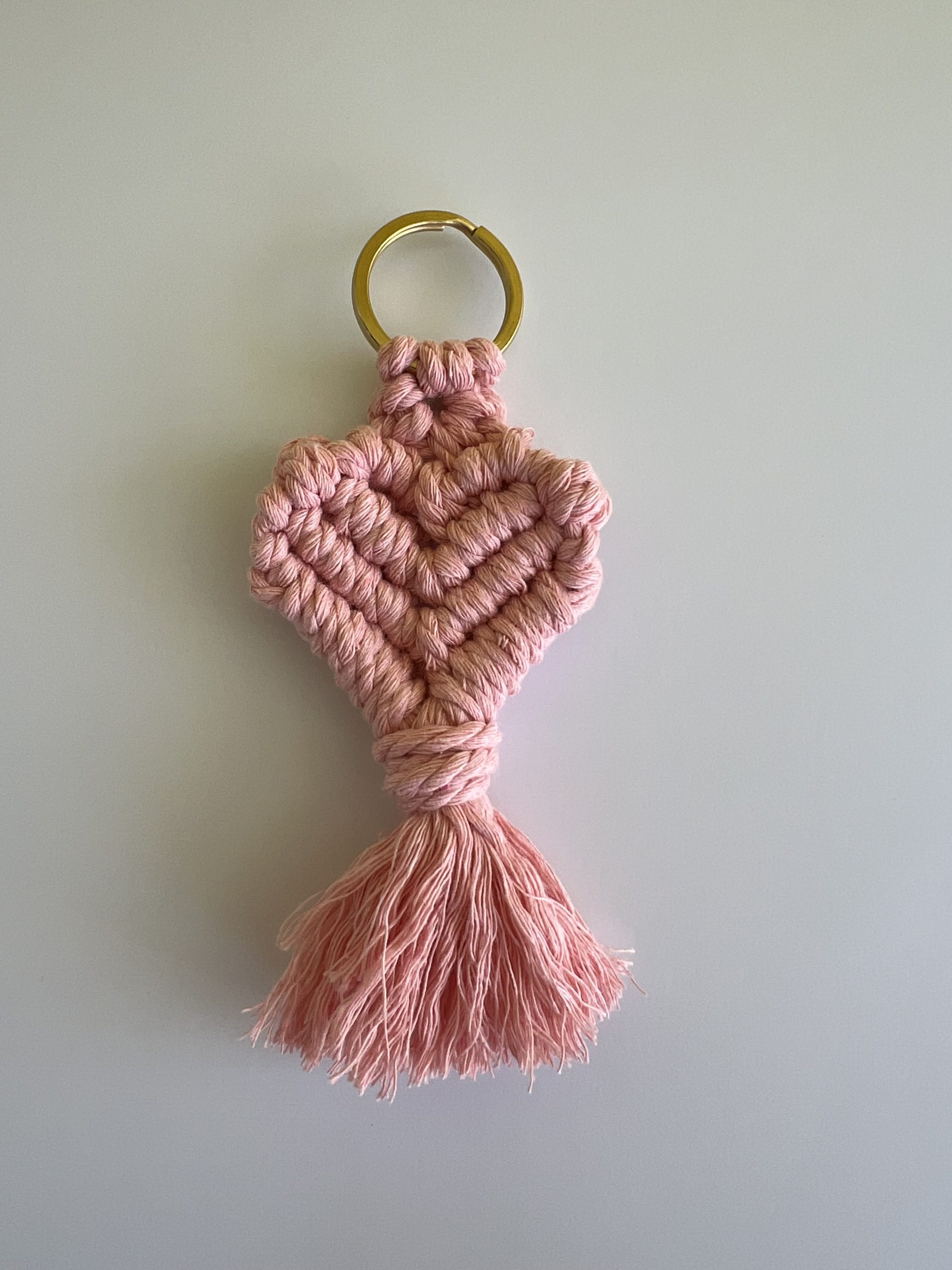 KEY92 Μπρελόκ ροζ καρδιά μακραμέ - Image 1
