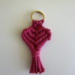 Μπρελόκ φούξια καρδιά μακραμέ