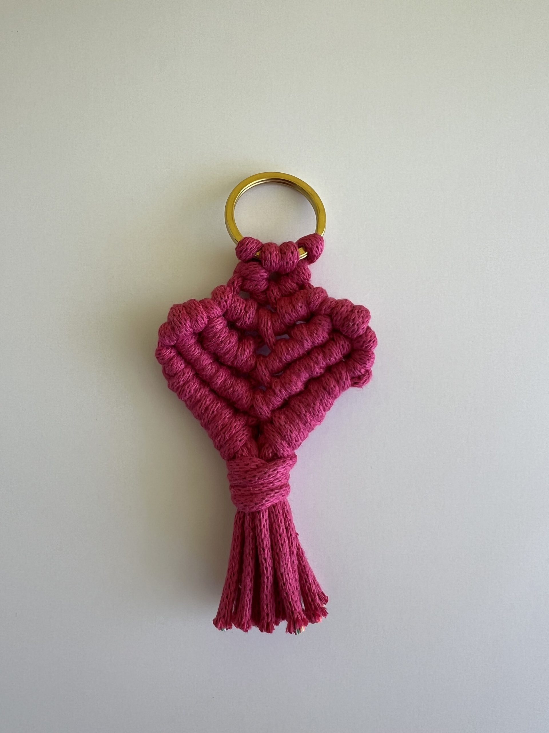 KEY93 Μπρελόκ φούξια καρδιά μακραμέ - Image 1