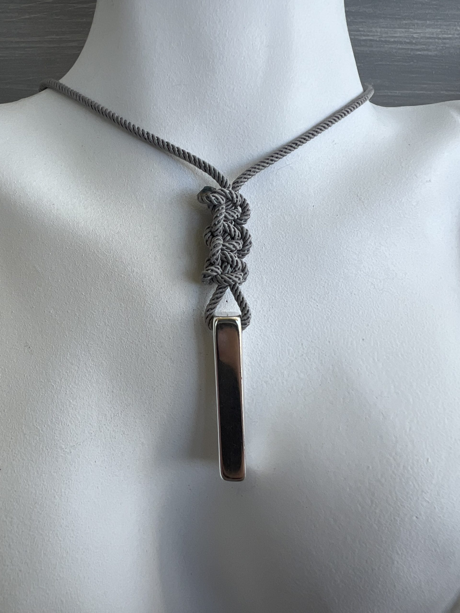 NEC161 Κολιέ ασημί μπάρα με γκρι κορδόνι - Image 1