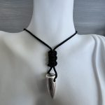 Κολιέ ασημί δόντι με μαύρο κορδόνι