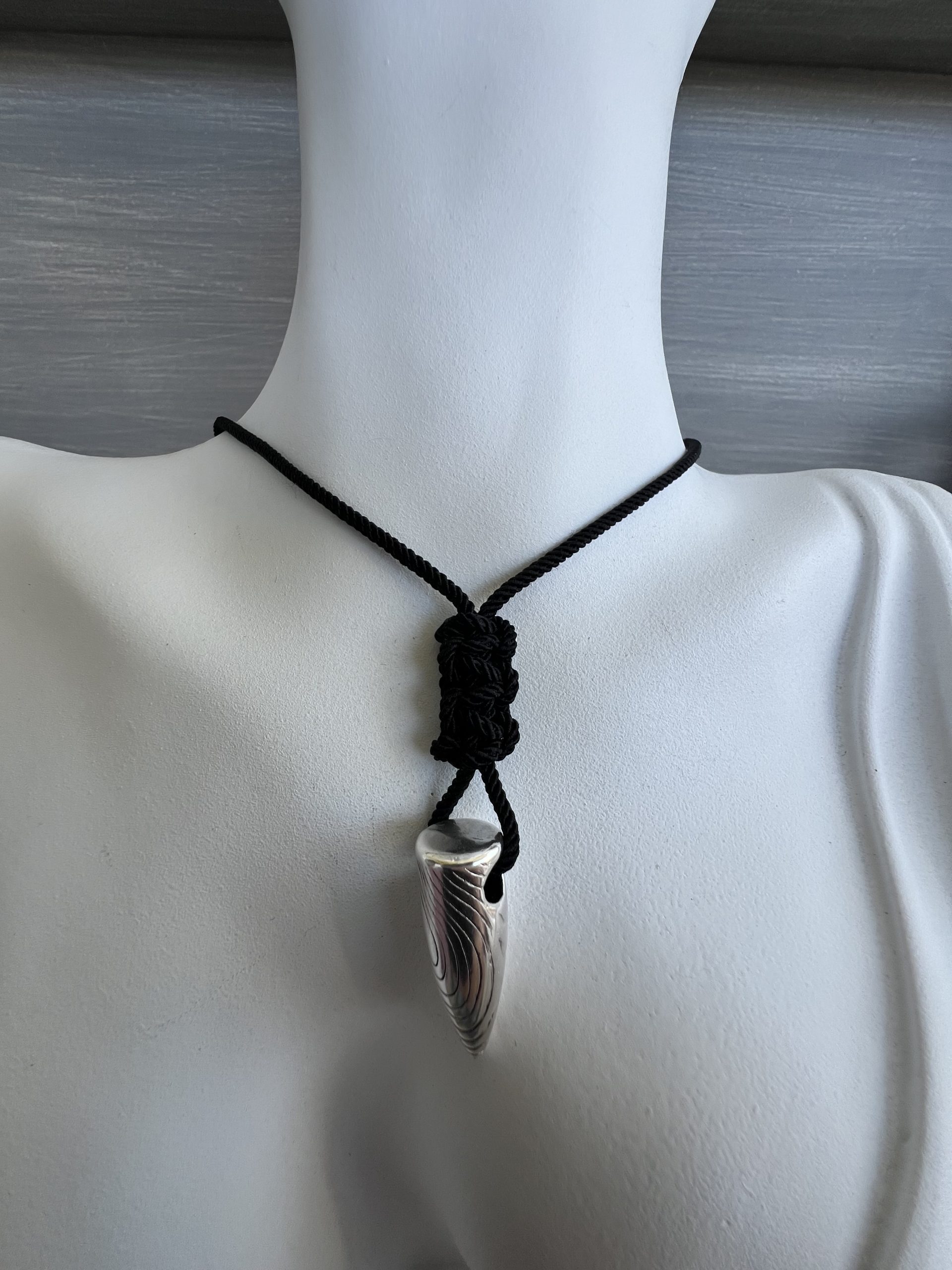 NEC164 Κολιέ ασημί δόντι με μαύρο κορδόνι - Image 1