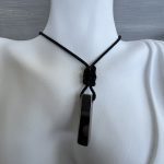 Κολιέ μαύρη μπάρα με μαύρο κορδόνι