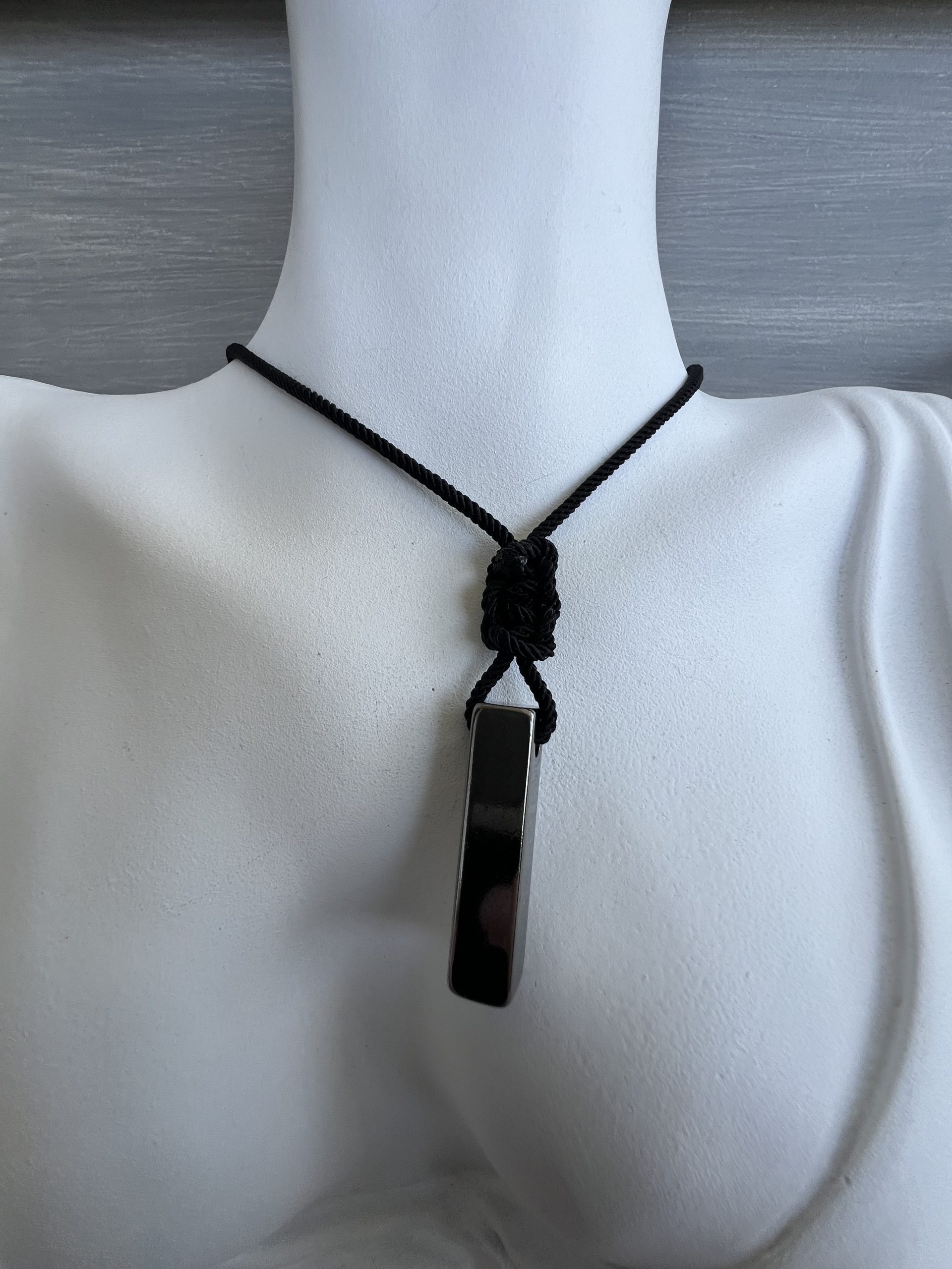 NEC166 Κολιέ μαύρη μπάρα με μαύρο κορδόνι - Image 1