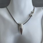 Κολιέ ασημί δόντι με γκρι κορδόνι
