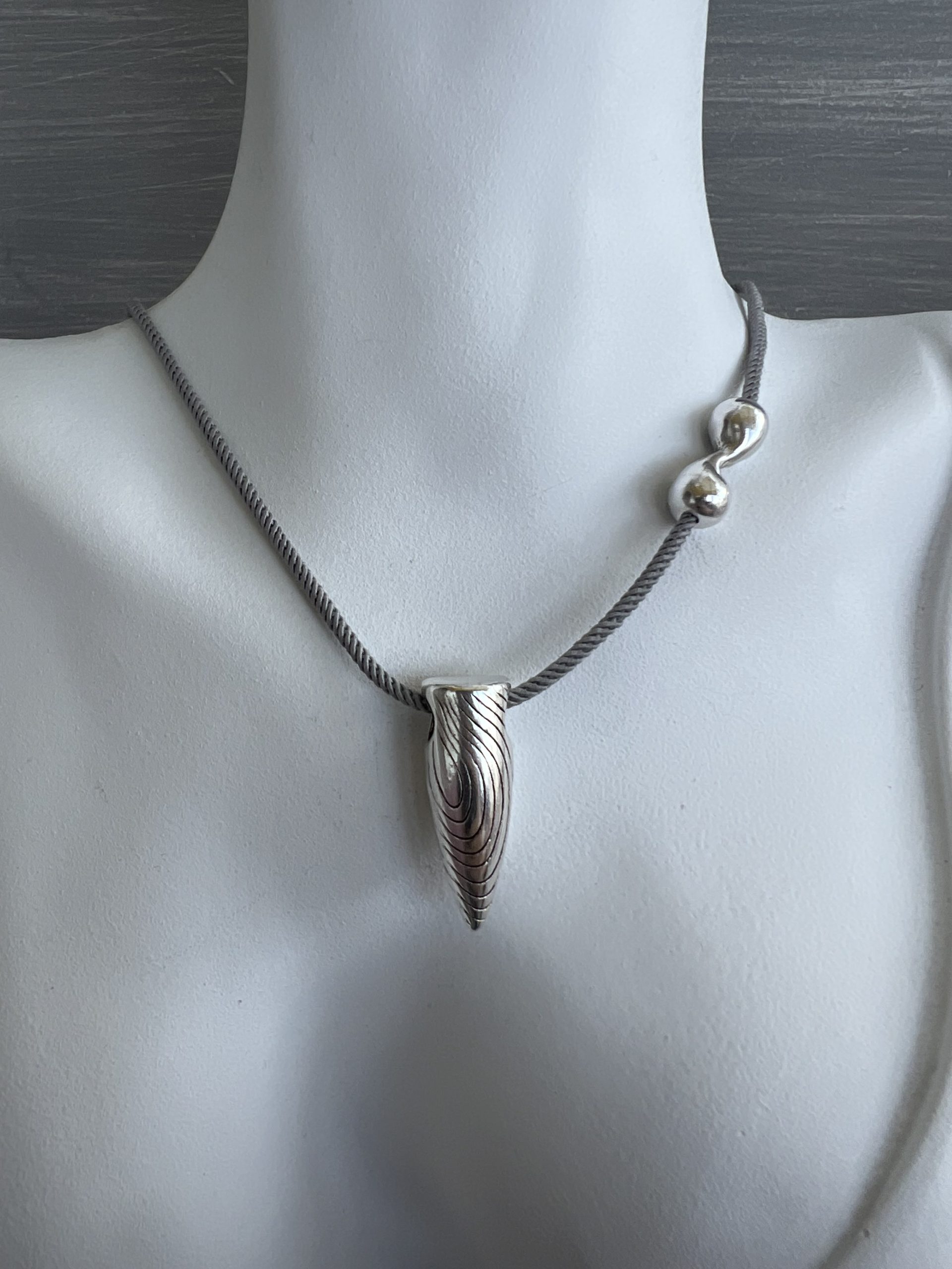 NEC168 Κολιέ ασημί δόντι με γκρι κορδόνι - Image 1