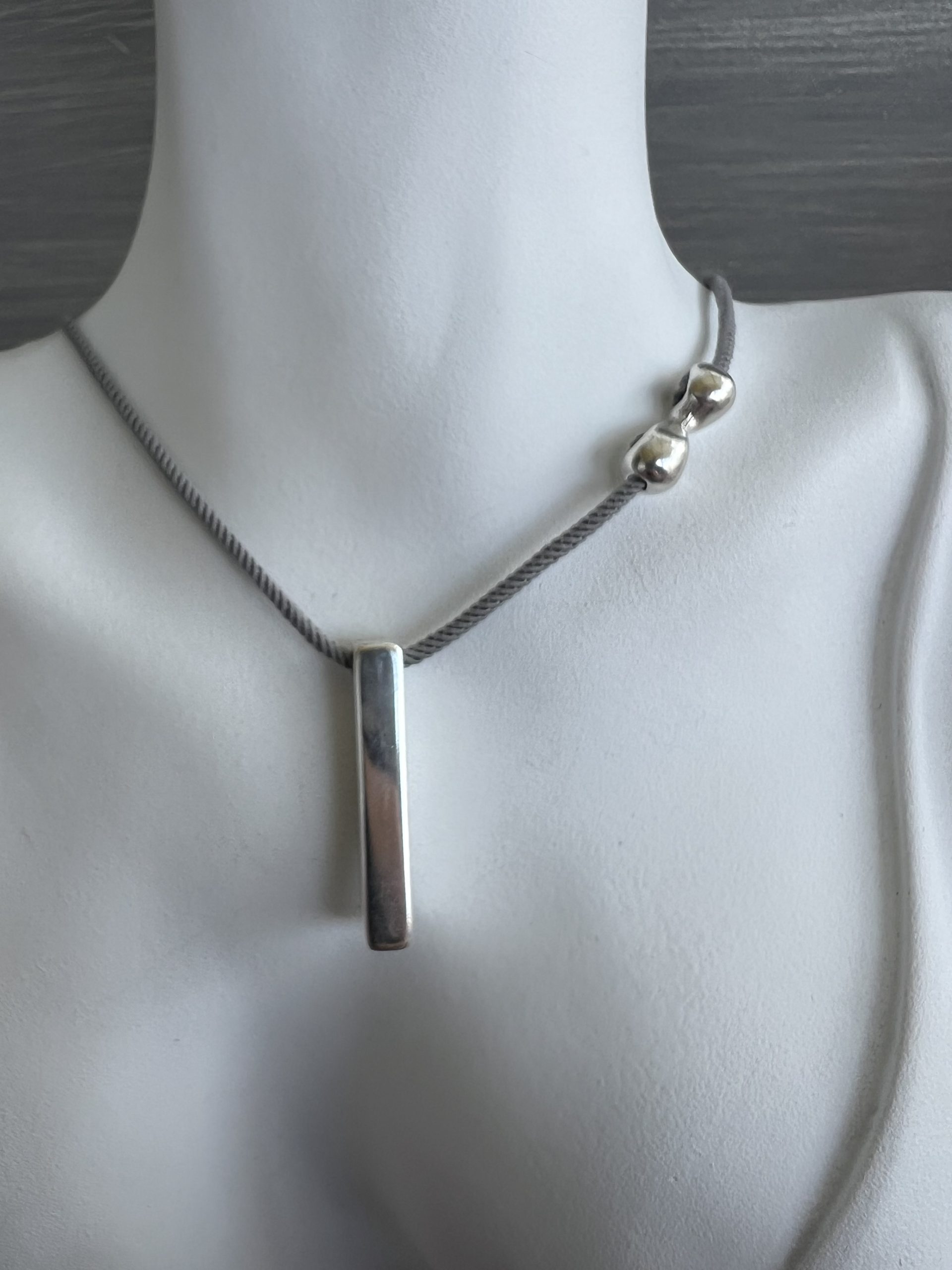 NEC169 Κολιέ ασημί μπάρα με γκρι κορδόνι - Image 1