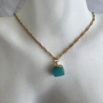 Κολιέ με τυρκουάζ πέτρα και χρυσή αλυσίδα