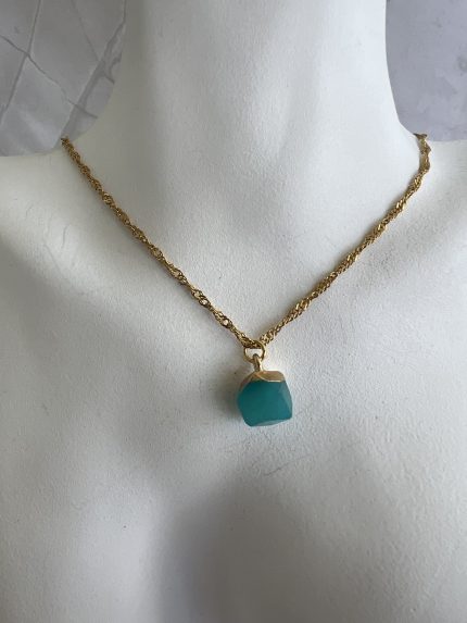Κολιέ με τυρκουάζ πέτρα και χρυσή αλυσίδα