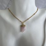 Κολιέ με ροζ πέτρα και χρυσή αλυσίδα