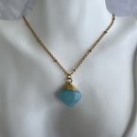 Κολιέ με τυρκουάζ πέτρα και χρυσή αλυσίδα