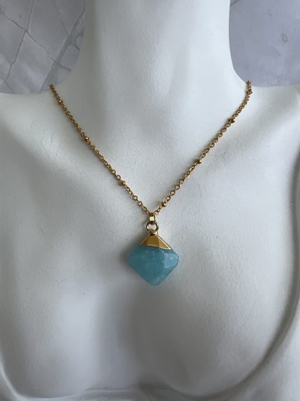 Κολιέ με τυρκουάζ πέτρα και χρυσή αλυσίδα
