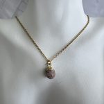 Κολιέ με ροζ - μωβ πέτρα και χρυσή αλυσίδα