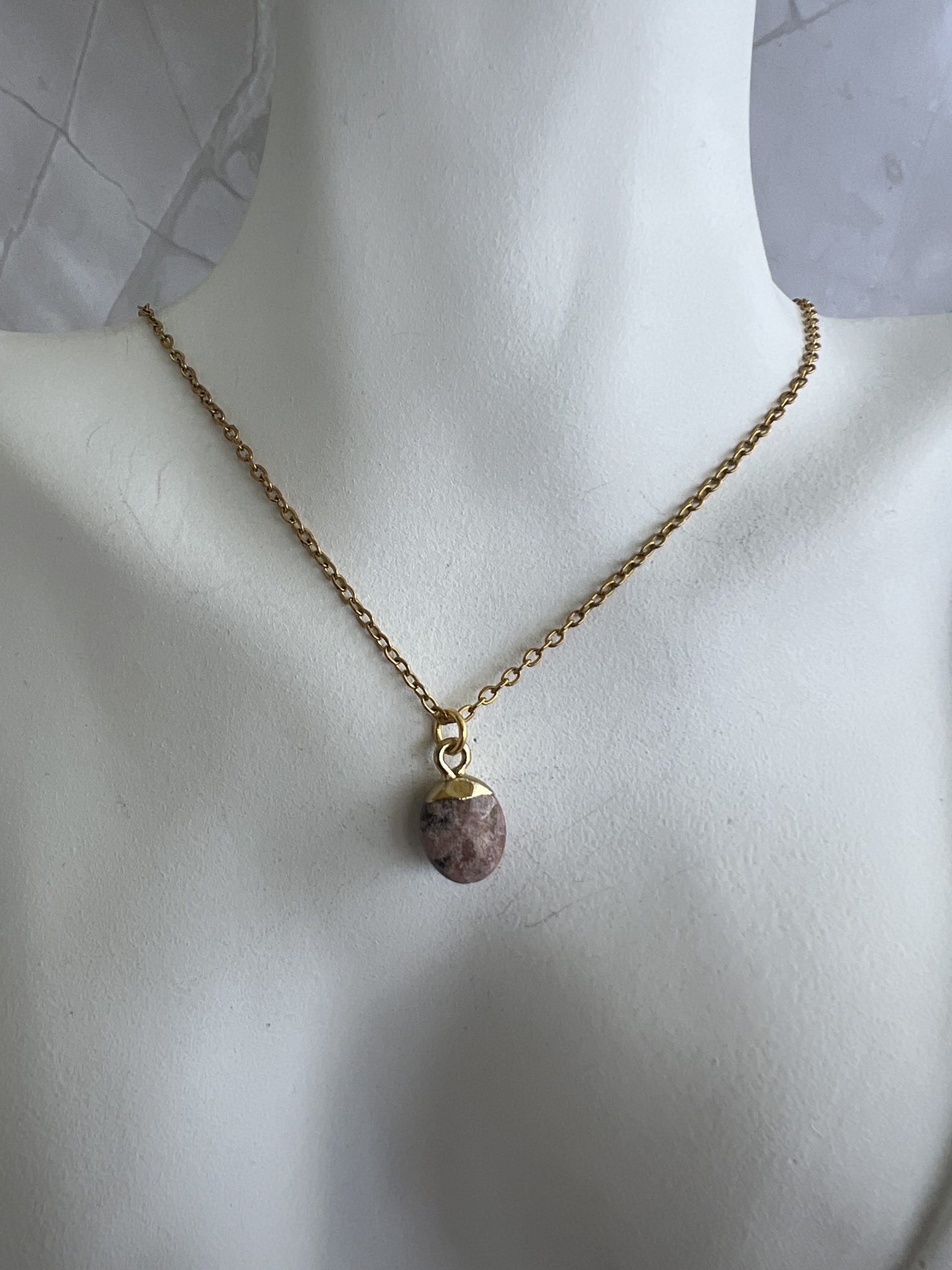 NEC181 Κολιέ με ροζ - μωβ πέτρα και χρυσή αλυσίδα - Image 1